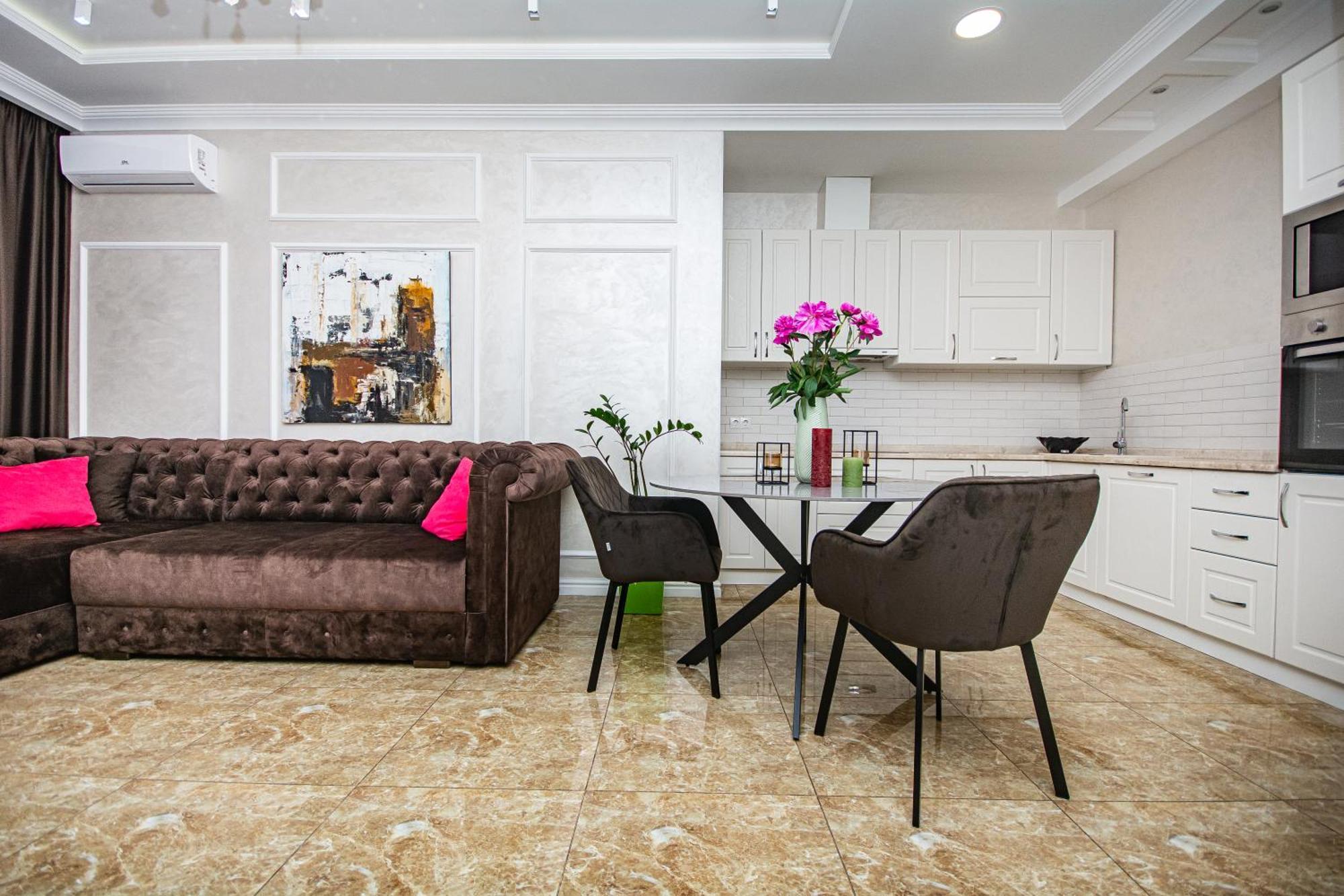 Luxury For Business & Pleasure Royal 2
